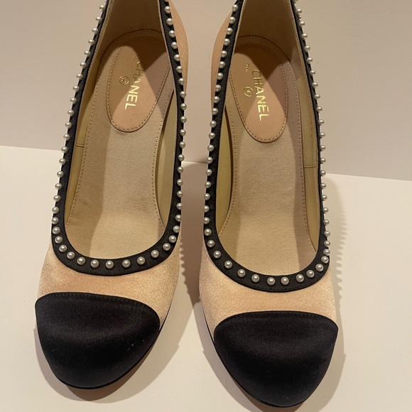 Authentic CHANEL champagne silk satin heels with pearl detail size 37.5 - Picture 2 of 8